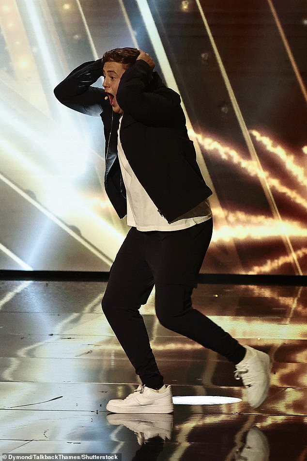 Zvijezda koja se bavi pohvalom po cijelom odboru od sudaca Simona Cowella, Amande Holden, Alesha Dixon i Bruno Tonioli nakon njegovog čina