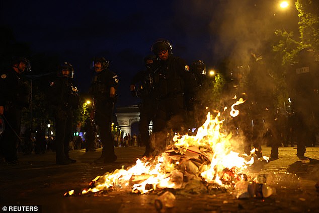 Policijski službenici obloženi punom opremom brzo su raširili gužve u pokušaju da zadrže mir