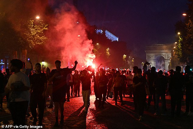 Ogromne gužve okupile su se u svim glavnim gradskim kvadratima, uključujući République, Bastille i Nation, gdje su videozapisi objavljeni na X pokazali neke od najgorih nasilja