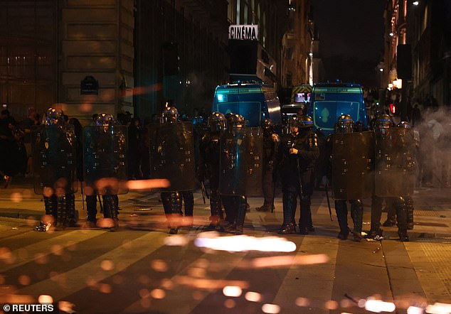 Oko Champs-Élysées-a stvoren je prsten od čelika, a glavne robne kuće i obale koriste čelične kapke kako bi pokušali i odvratiti plijene dalje
