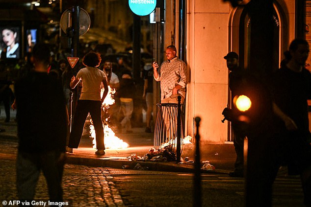 Više požara izbio je oko glavnog grada s biciklima i madracima koji su se mitali dok je policija potvrdila buru uhićenja