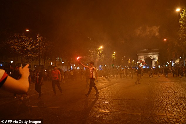 Glavne ceste blizu Parc des Princes, navijači PSG -a napali su navijači, zaustavljajući promet