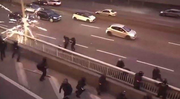 Vatromet je pokrenut dok su se navijači i policajci sukobili u nasilnim scenama