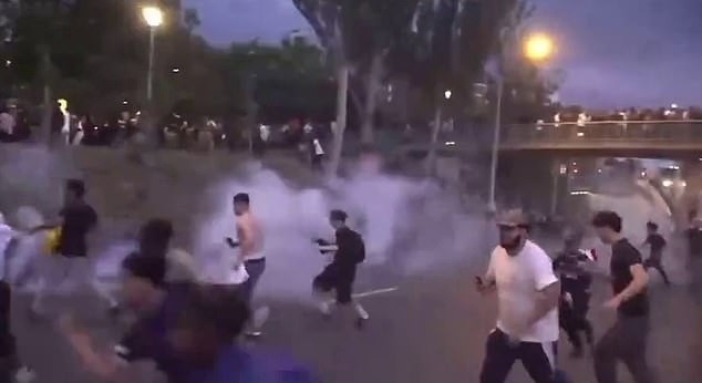 Suzavac je raspoređen kako bi razbio velike gužve jer su proslave poprimile tamne skretanje