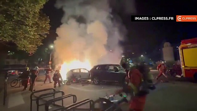 Snimke su pokazale da je automobil čak i zapaljen, prisiljavajući vatrogasce da se bore s plamenom