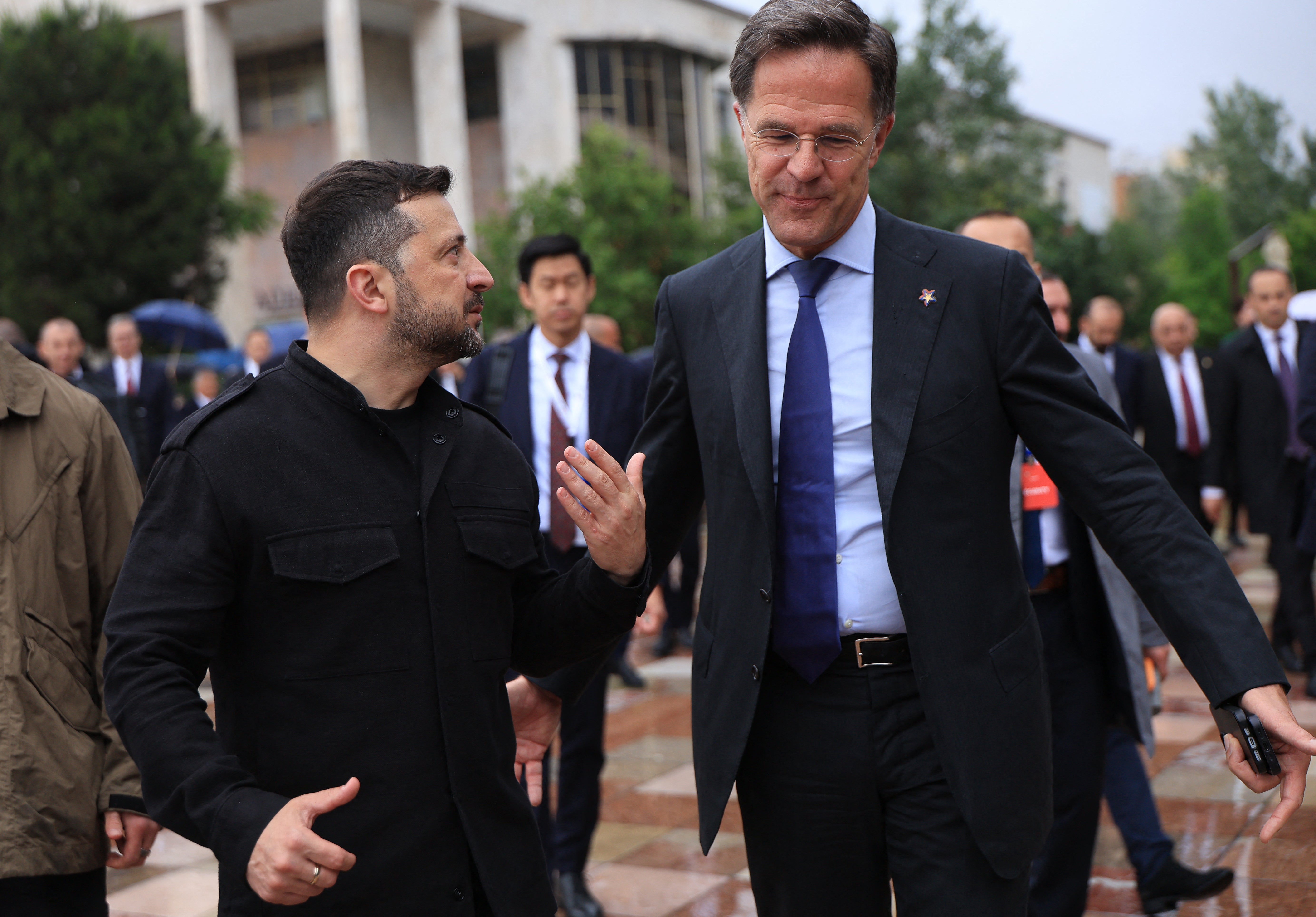 Mark Rutte (desno) naznačio je da se NATO treba obvezati na cilj od pet posto obrane za članove