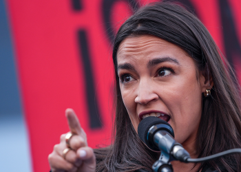 AOC domaćin je gradske vijećnice u petak navečer u matičnom okrugu usred 2028 nagađanja