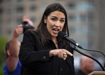 AOC je prekinuo na otvorenom gradskom vijećnicom prosvjednika vičući o ‘genocidu’ u Gazi