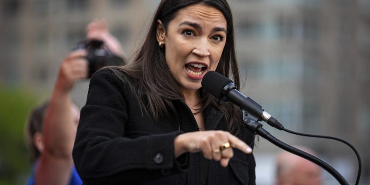 AOC je prekinuo na otvorenom gradskom vijećnicom prosvjednika vičući o ‘genocidu’ u Gazi