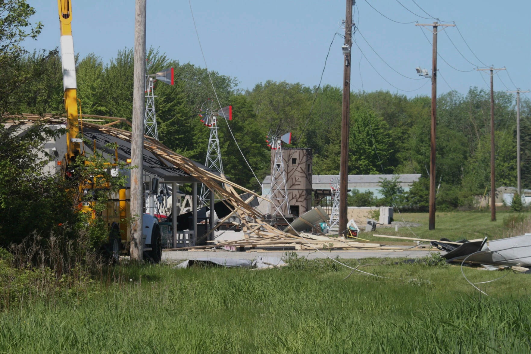 Šteta od oluje u četvrtak prikazana je duž nas 20 u Michigan Cityju, Indiana. Škole u državi bile su zatvorene u petak