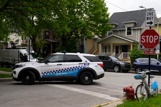 Policijsko vozilo u Chicagu parkirano je u blizini adrese navedene u javnim evidencijama kao dom Eliasa Rodrigueza, kojeg je policija identificirala kao osumnjičenog u ubojstvu dvojice članova izraelske ambasade