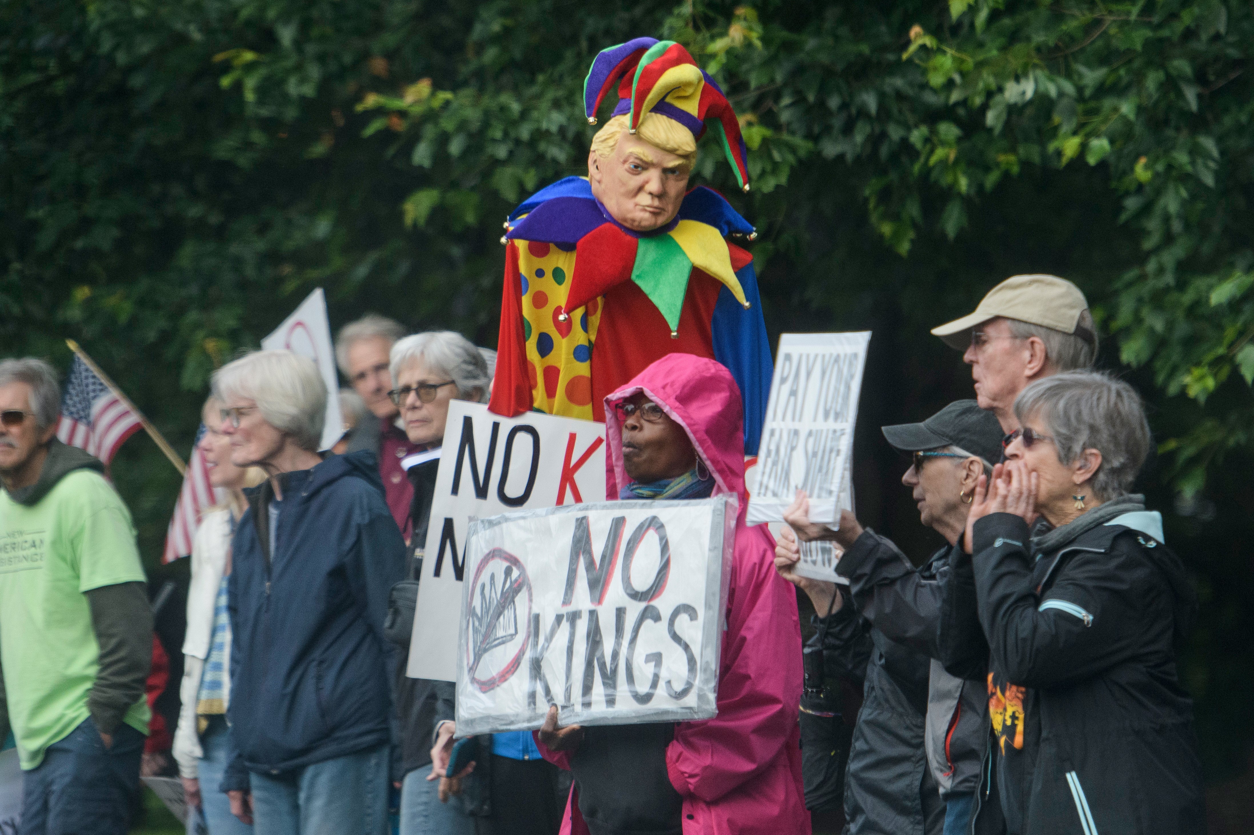 Demonstranti prosvjeduju u blizini Trump National Golf Cluba Washington DC prije dolaska predsjednika Donalda Trumpa u Sterlingu u Virginiji