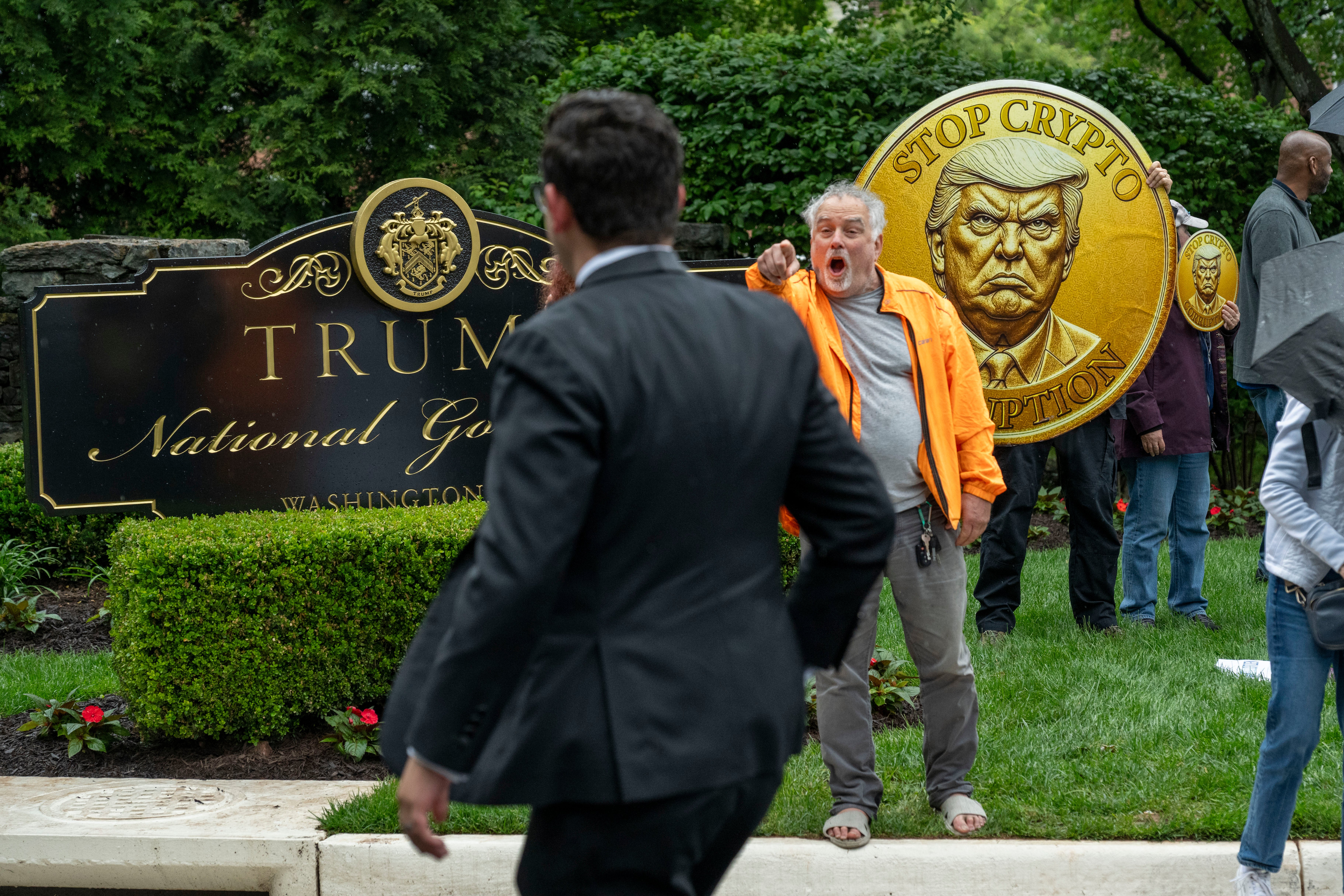 Prosvjednici su u četvrtak stigli na večeru na Trumpovu golf terenu u Virginiji. Bijela kuća je odbila pustiti popis gostiju