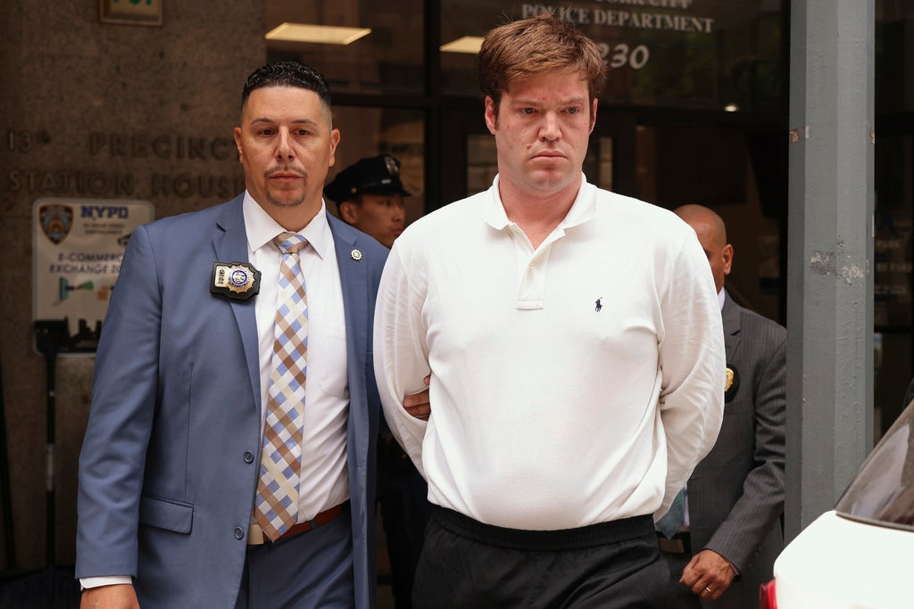 William Duplessie, desno, prati se iz njujorške policije 13. stanja nakon što se uključio u optužbe za otmicu i lažno zatvor, utorak, 27. svibnja 2025. godine, u New Yorku