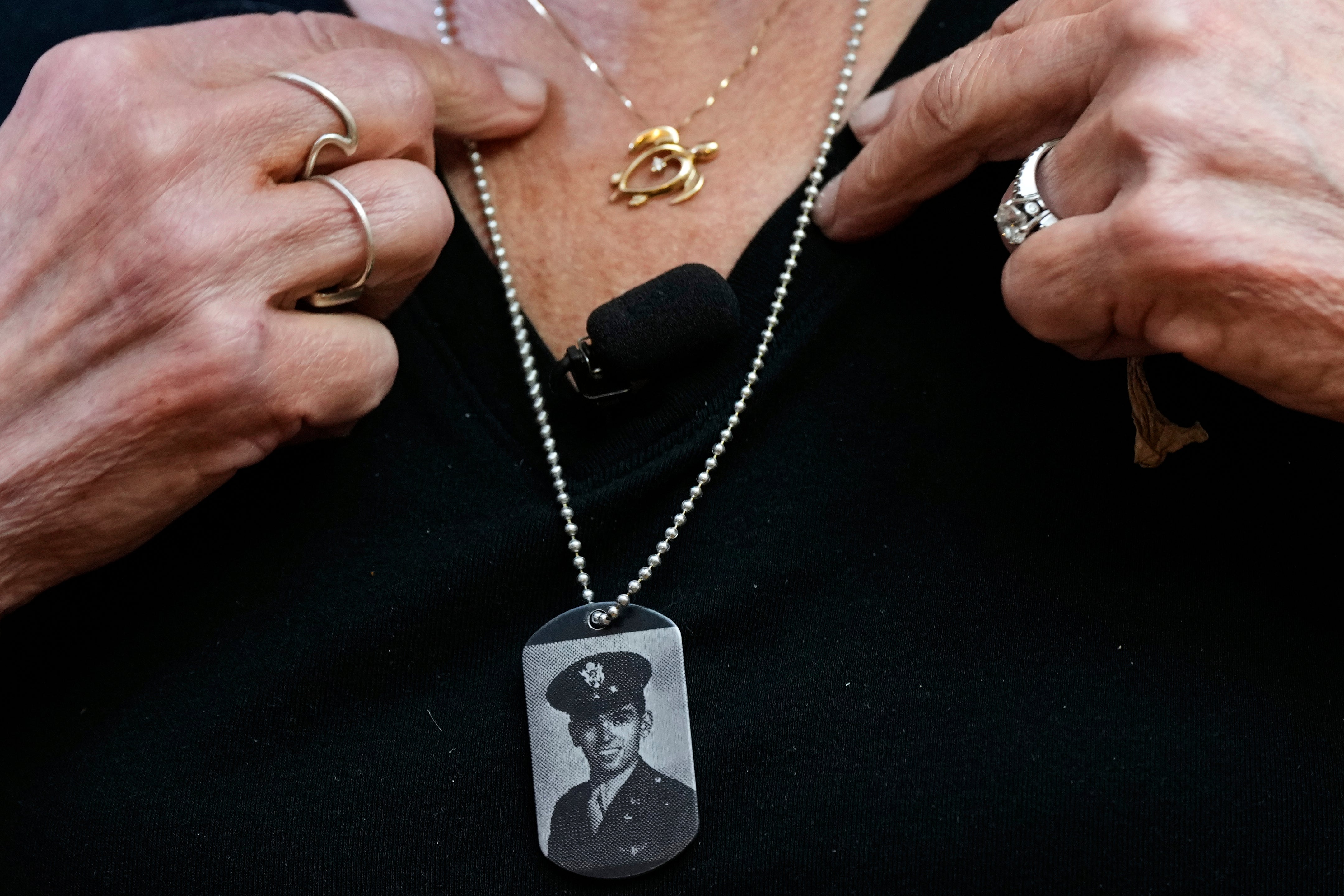 Diane Christie nosi ogrlicu s fotografijom svog ujaka, zračnih snaga američke vojske iz Drugog svjetskog rata, 2. potpukovnika Thomasa Kellyja, unutar mrtvačnice Santosa Robinsona, u petak, 23. svibnja 2025., u San Leandru, Kalifornija, čiji su ostaci nedostajali kada je ubijen u II-u s novom vodom, a protiv je bio na nebemu. (AP Photo/Godofredo A. Vásquez)