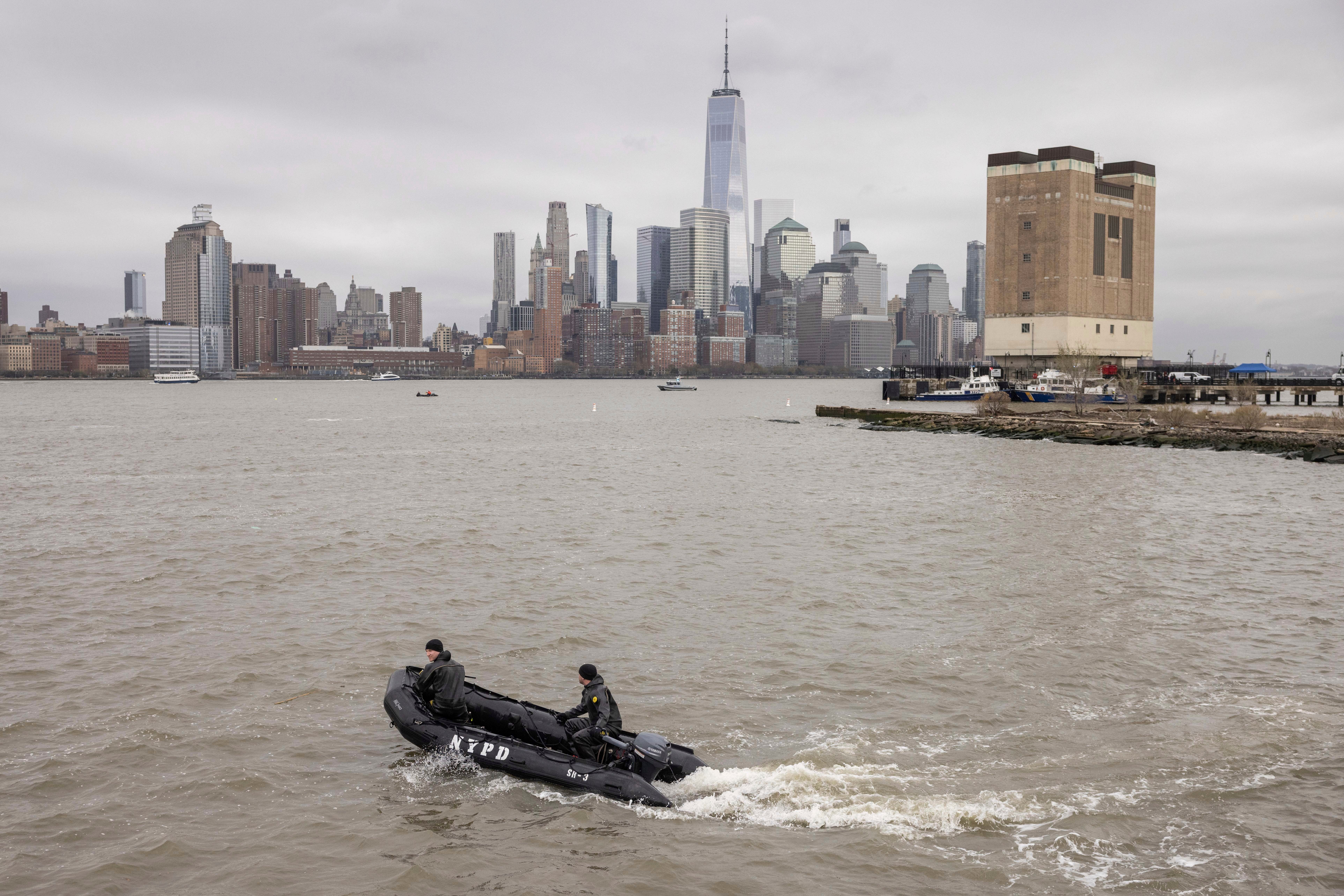 Tim Scuba u policijskoj upravi u New Yorku traži krhotine u rijeci Hudson