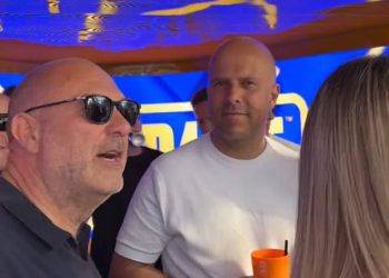 ARNE SLOT HITS IBIZA! Liverpool menadžer slavi pobjedu u naslovu Premier lige dok je u privatnom DJ Booth -u serenadiran s Queen Classic -om – i dobiva poljubac od Wayne Linekera