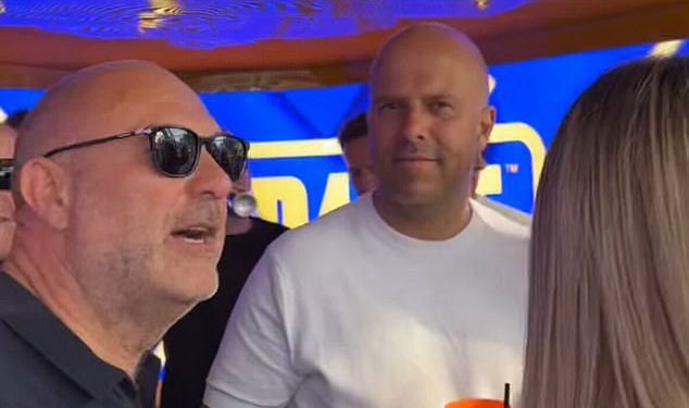 ARNE SLOT HITS IBIZA! Liverpool menadžer slavi pobjedu u naslovu Premier lige dok je u privatnom DJ Booth -u serenadiran s Queen Classic -om – i dobiva poljubac od Wayne Linekera