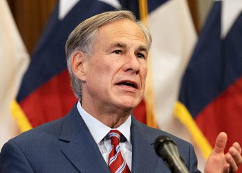 Abbott potpisuje teksaški zakon koji jasno daje do znanja da samo američki građani mogu glasati na državnim izborima