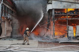 Vatrogasac pokušava staviti plamen na ukrajinskom tržištu pod kontrolom