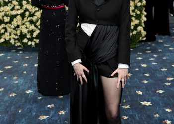 Aimee Lou Wood otkriva da je njezin bijeli suigrač Lotusa Patrick Schwarzenegger pomogao smiriti živce za svoj debi Met Gala