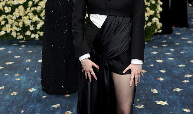 Aimee Lou Wood otkriva da je njezin bijeli suigrač Lotusa Patrick Schwarzenegger pomogao smiriti živce za svoj debi Met Gala