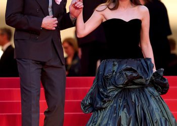 Alana Haim i suigrač Josh O’Connor dijele trenutak slatkog crvenog tepiha na premijeri njihovog novog filma The Mastermind tijekom filmskog festivala u Cannesu