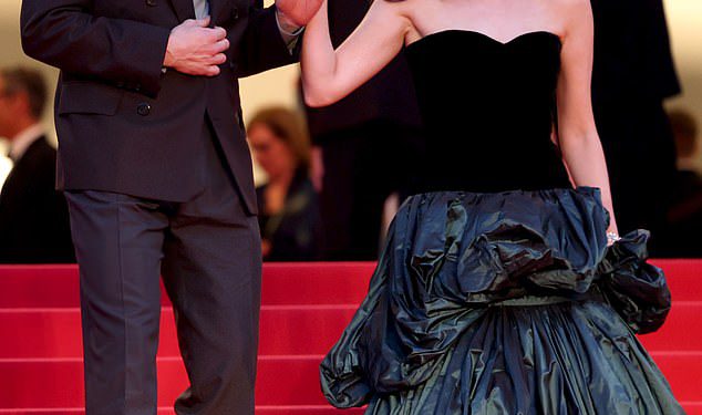 Alana Haim i suigrač Josh O’Connor dijele trenutak slatkog crvenog tepiha na premijeri njihovog novog filma The Mastermind tijekom filmskog festivala u Cannesu