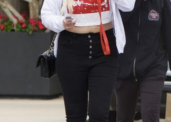 Amanda Bynes (39) vapes dok bljeska trbuh u vrhu usjeva … nakon što se pridružila samoFans