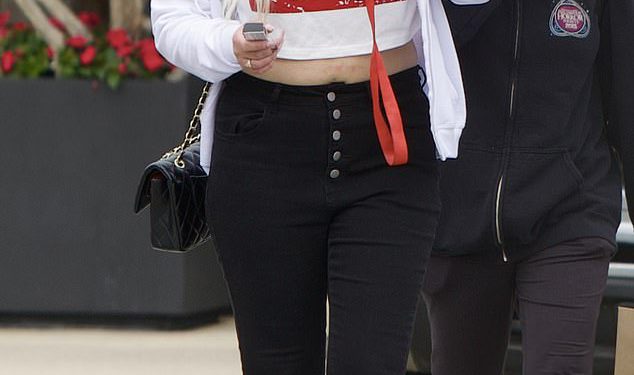 Amanda Bynes (39) vapes dok bljeska trbuh u vrhu usjeva … nakon što se pridružila samoFans