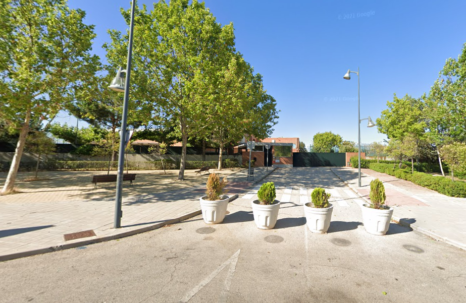 Američka škola u Madridu, izvan koje je Portnov upucan