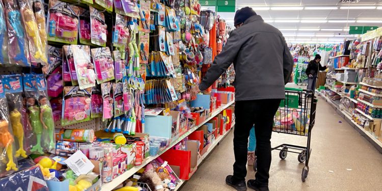 Američki kupci rekli su da se pričvrste za ‘zajedničku žrtvu’ usred čekanja Trumpovih trgovinskih sporazuma, dok su Europljani izbjegli ‘Made in America’