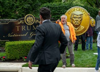 ‘Amerika nije na prodaju:’ Prosvjednici Mob Trump Golf Course gosti uoči ekskluzivne kripto večere