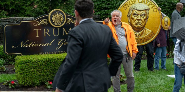 ‘Amerika nije na prodaju:’ Prosvjednici Mob Trump Golf Course gosti uoči ekskluzivne kripto večere