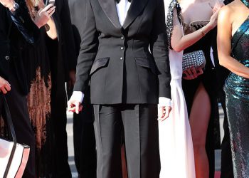 Andie MacDowell je prikladan i pokrenut dok vodi dolazak na A-liste u misiji Toma Cruisea nemoguće premijere tijekom filmskog festivala u Cannesu