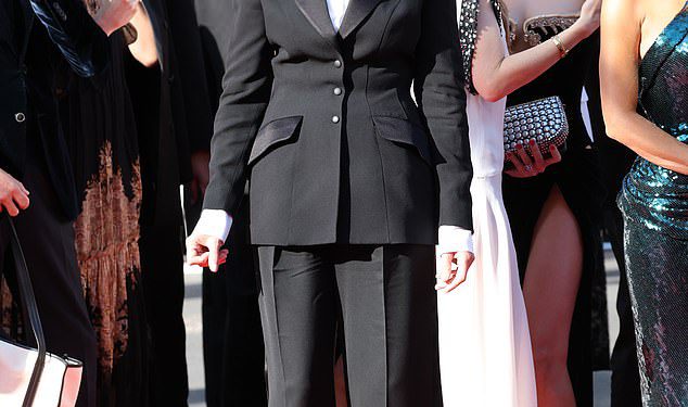 Andie MacDowell je prikladan i pokrenut dok vodi dolazak na A-liste u misiji Toma Cruisea nemoguće premijere tijekom filmskog festivala u Cannesu