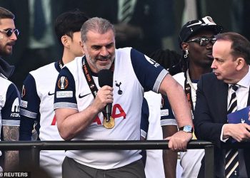 Ange Postecoglou odustaje od velikog nagovještaja o svojoj budućnosti Tottenhama tijekom parade trofeja Europa League, unatoč tome što su njegovi igrači vjerovali da neće biti glavni sljedeće sezone