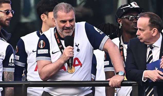 Ange Postecoglou odustaje od velikog nagovještaja o svojoj budućnosti Tottenhama tijekom parade trofeja Europa League, unatoč tome što su njegovi igrači vjerovali da neće biti glavni sljedeće sezone