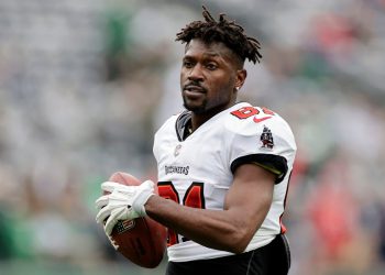 Antonio Brown pritvoren je nakon pucanja ispred boksačkog događaja Adin Rossa