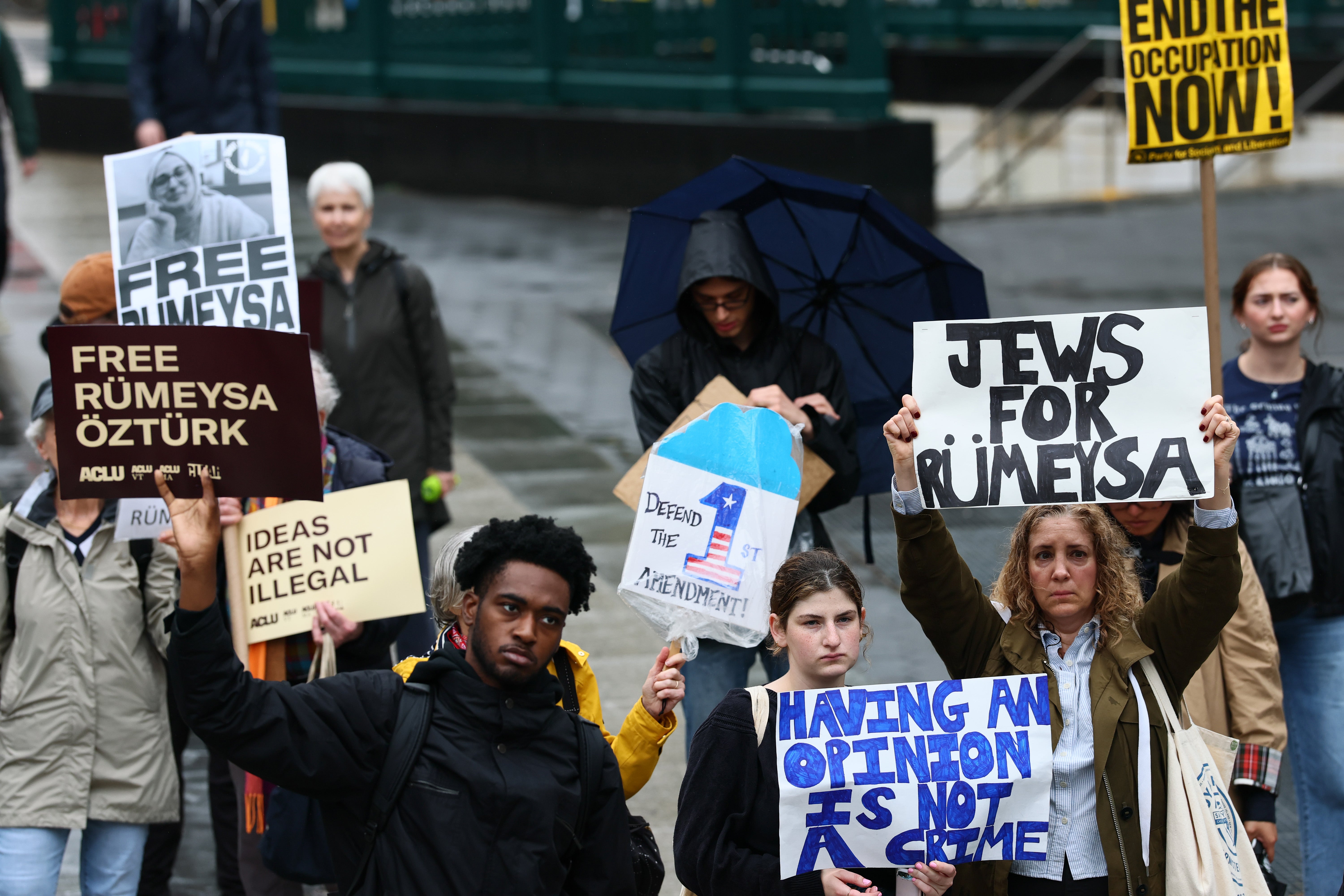 Demonstranti u New Yorku prosvjedovali su o stalnom pritvoru Rumeysa Ozturk tijekom saslušanja žalbenih suda u New Yorku 6. svibnja. Savezni sudac u Vermontu naredio je puštanje uz jamstvo iz pritvora u Louisiani 9. svibnja