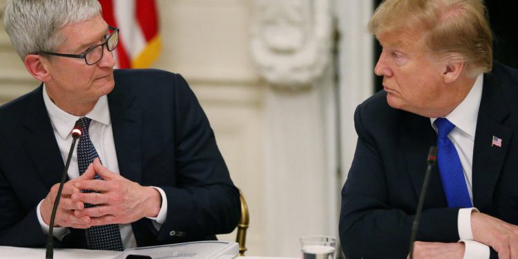 Apple zalihe tona nakon što Trump prijeti 25 posto tarifa, osim ako ne grade iPhone uređaje u Americi