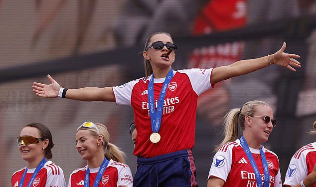 Arsenal zvijezda Katie McCabe krade emisiju s groznim Tottenham Chants-om i izvedbama vlastite pjesme na Paradi Gunners Women’s Champions Ligi