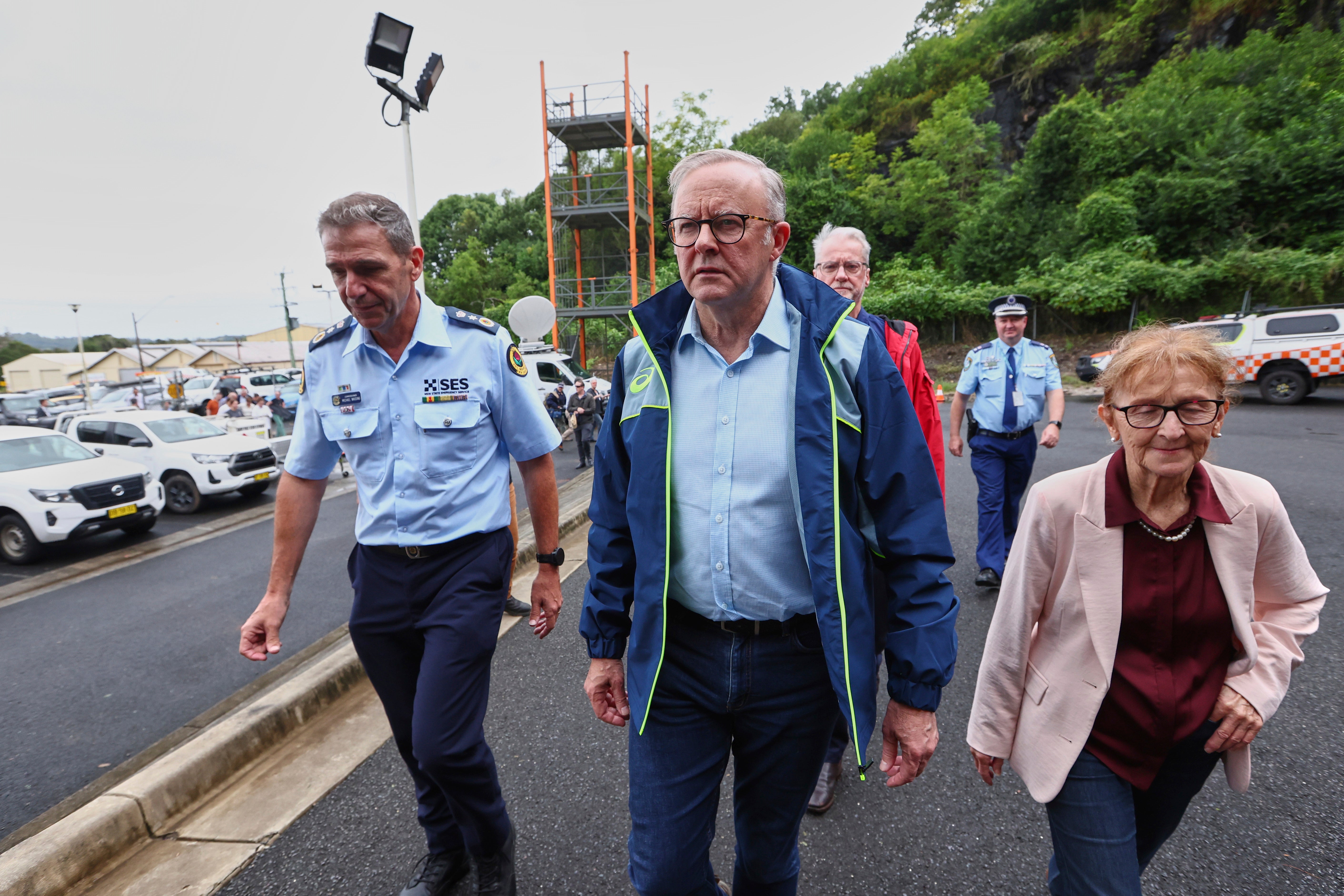 Australski premijer Anthony Albanese, centar, stiže u državni centar za hitne službe u Lismoreu u Australiji, ponedjeljak, 10. ožujka 2025