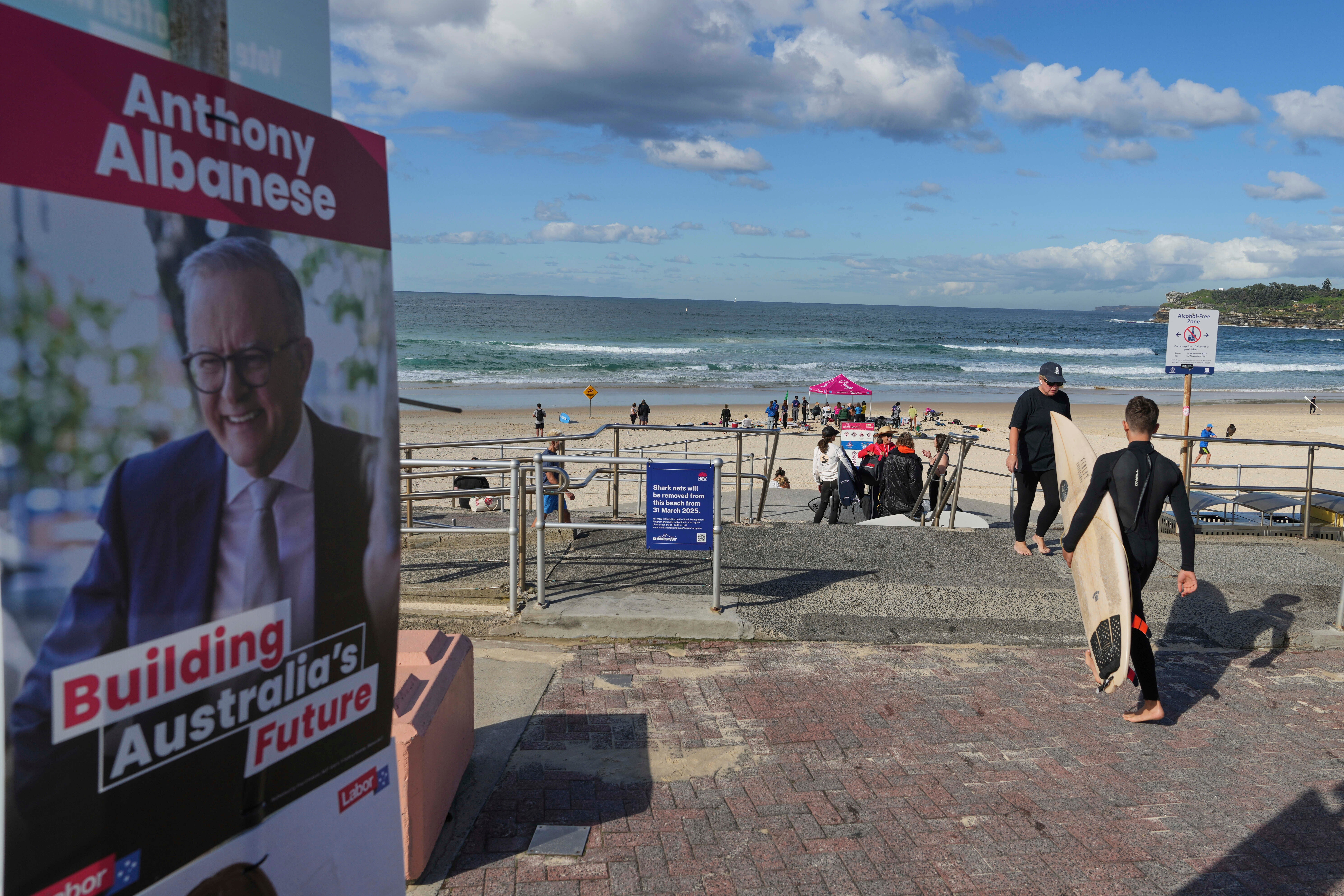 Surfer nosi svoj odbor na panou na saveznom izbora Australije