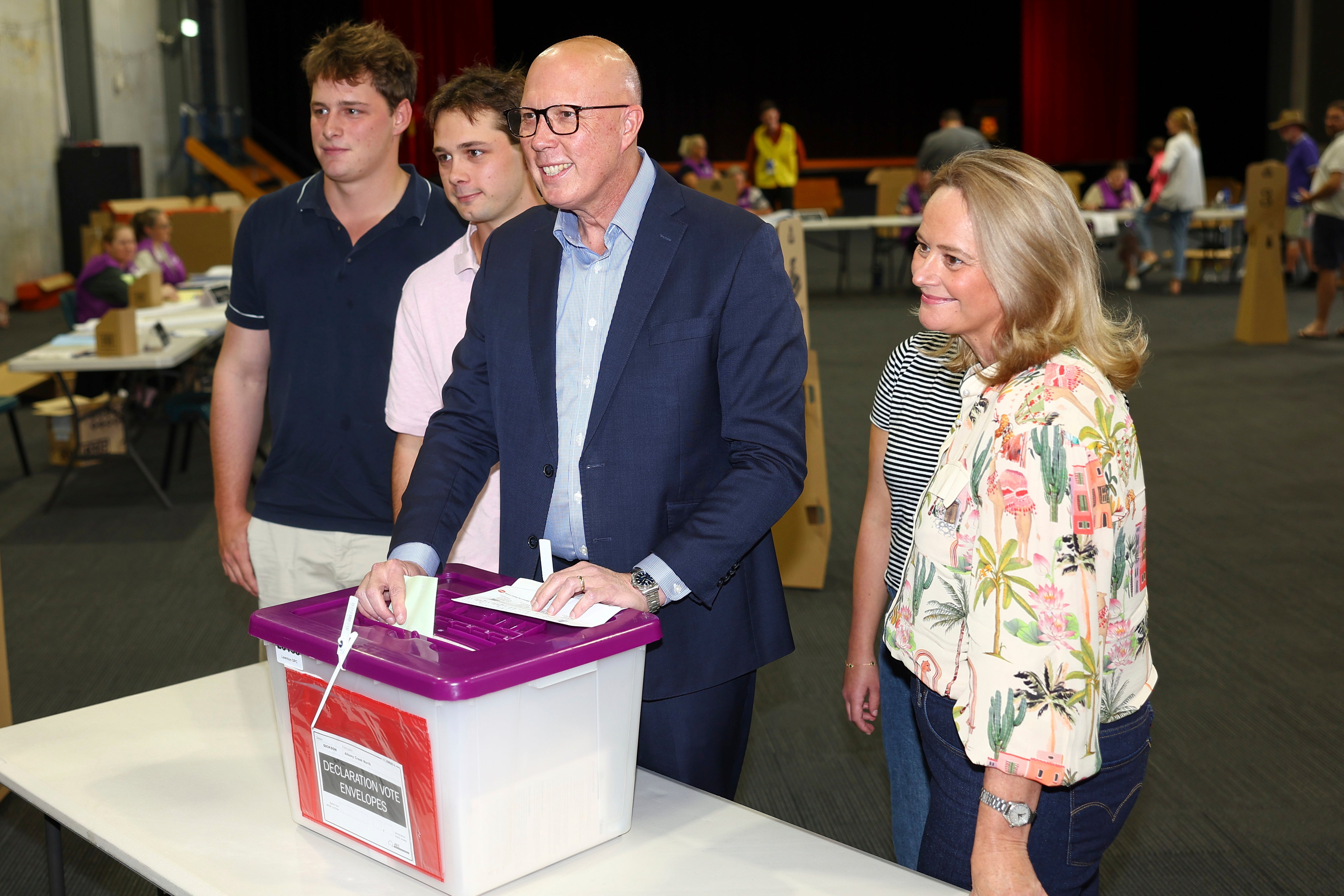 Vođa australske liberalne stranke Peter Dutton stoji sa svojim sinovima, Tomom i Harryjem i njegovom suprugom Kirilly dok glasa u svom biračkom tijelu u Brisbaneu u Australiji, u subotu, 3. svibnja 2025