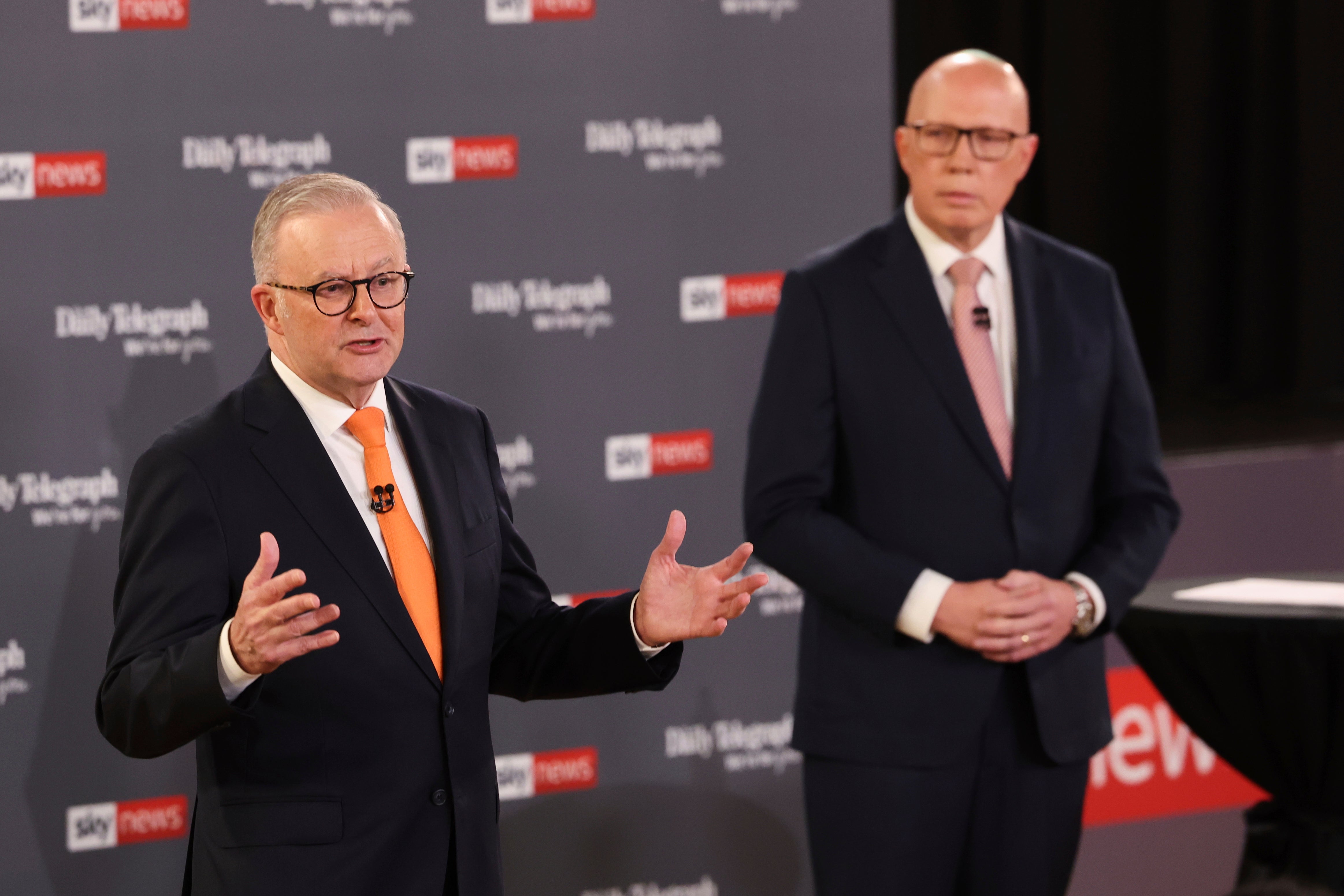 Australski premijer Anthony Albanese, lijevo, gestikulira kao vođa oporbe, Peter Dutton, gleda tijekom njihove TV rasprave u Sydneyu u Australiji, utorak, 8. travnja 2025. (Jason Edwards/Bazen Photo putem AP)