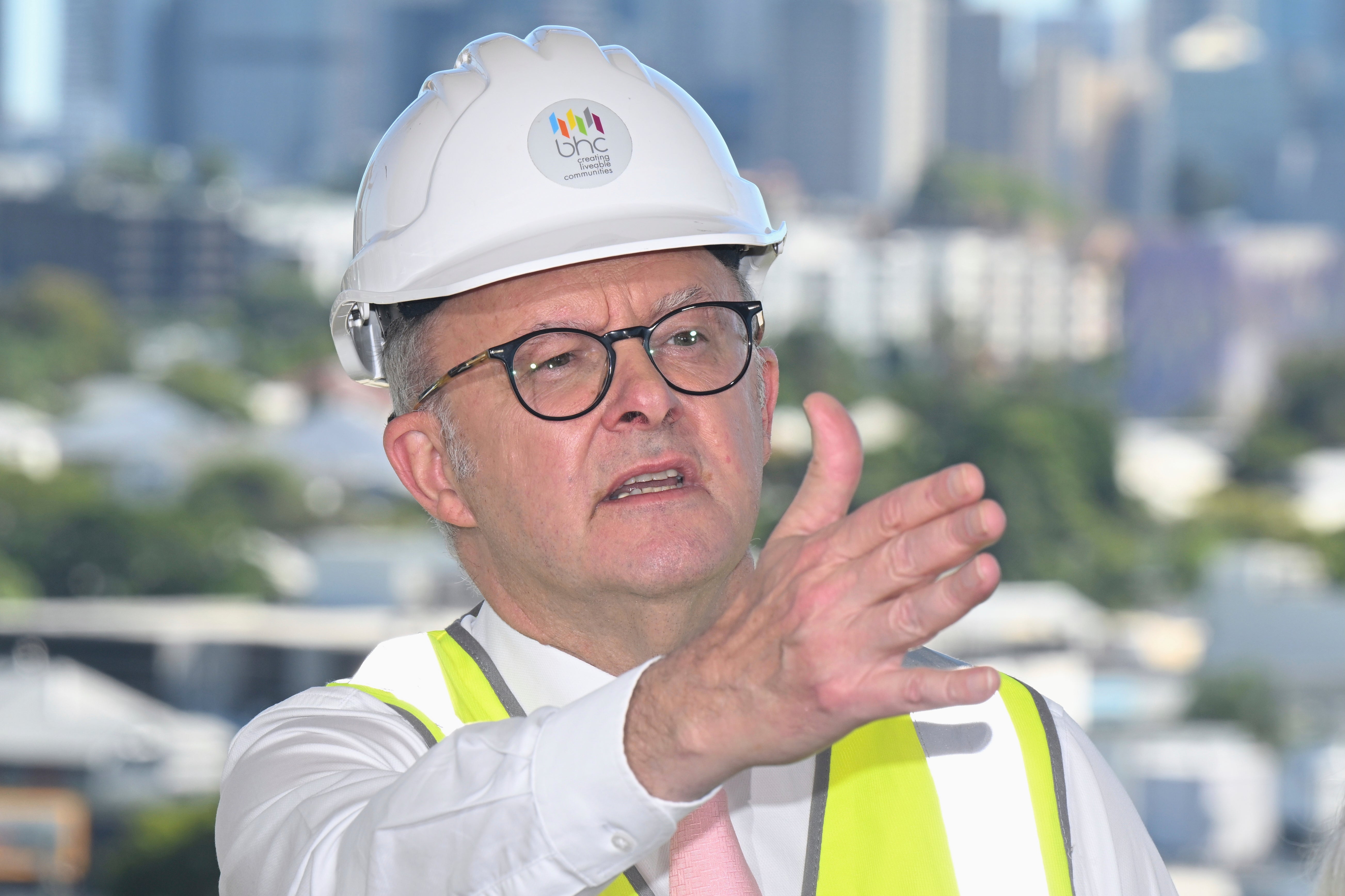 Australski premijer Anthony Albanese govori tijekom posjeta stambenom projektu u kutu Kamenje u biračkom tijelu Griffith u Brisbaneu, u utorak, 29. travnja 2025.