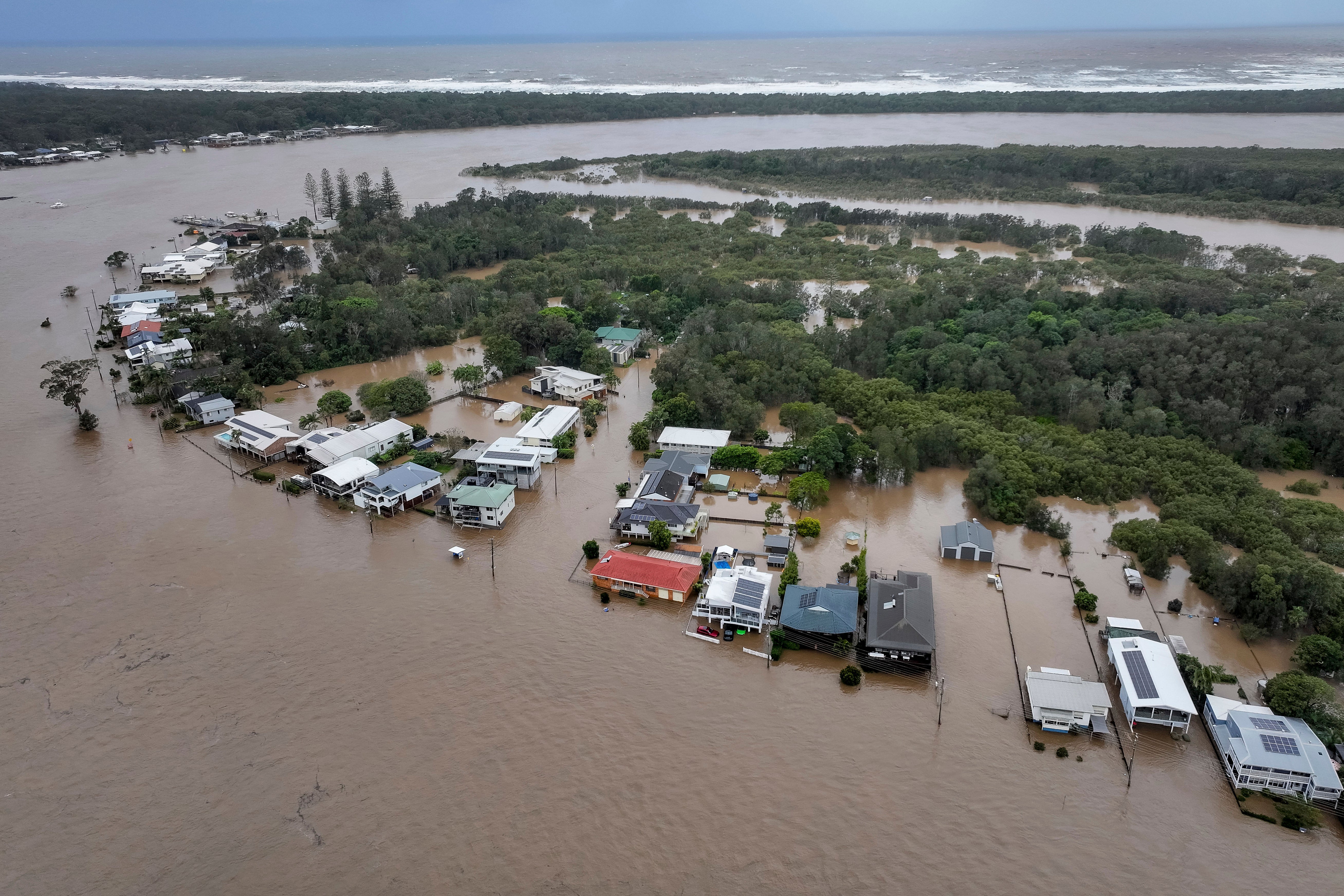 Poplavne vode okružuju kuće u Port Macquarieu, sjeverno od Sydneya, Australija, četvrtak, 22. svibnja 2025