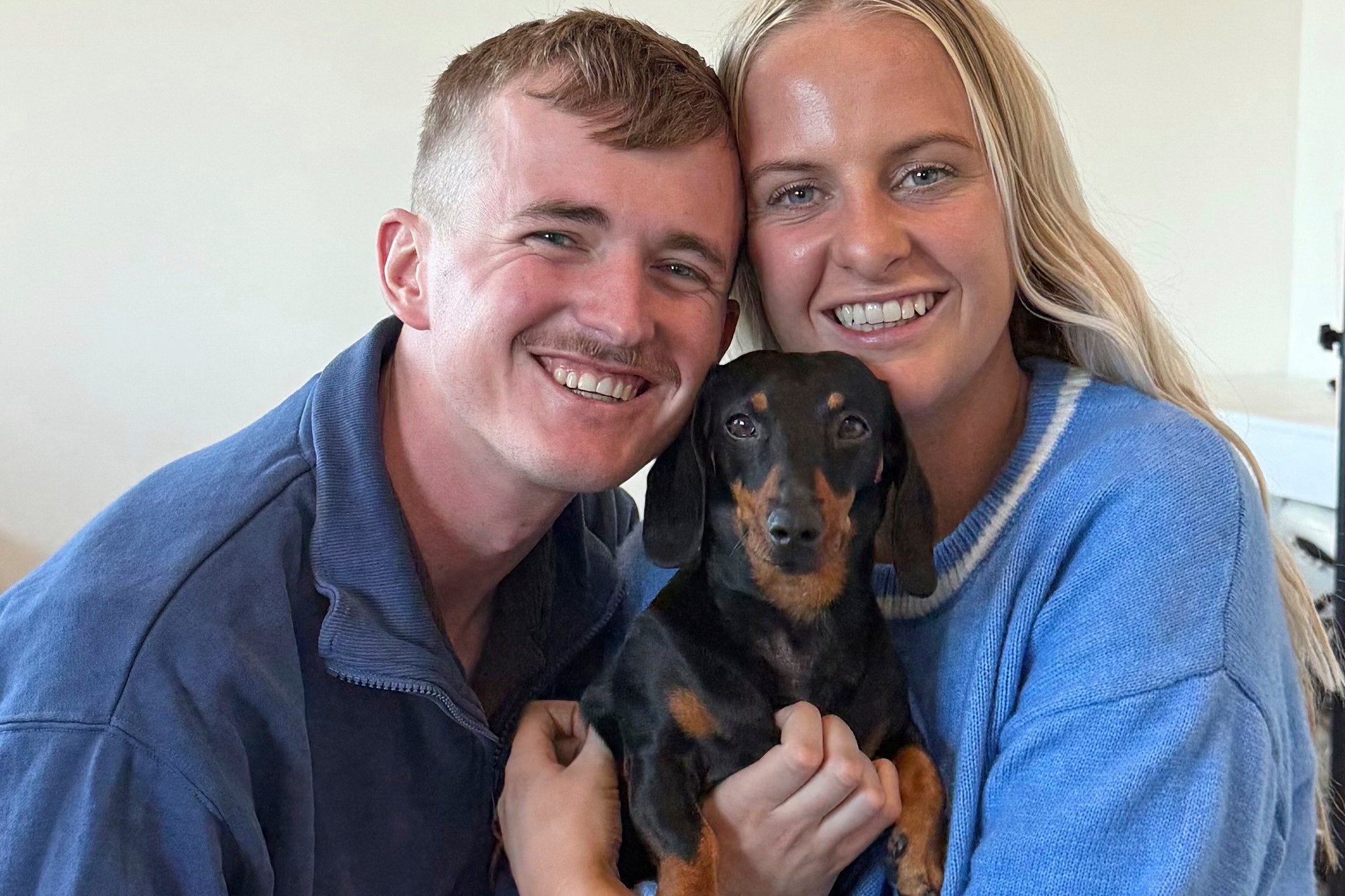 Georgia Gardner i partner Josh Fishlock drže Valerie, njihov minijaturni jazavac nakon što su se ponovno okupili na otoku Kenguroo u Južnoj Australiji, nakon što je Valerie propustila 540 dana, u utorak, 6. svibnja 2025.