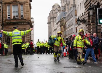 Automobil se ugura u gužvu na Liverpoolovim nogometnim proslavama – RT World News